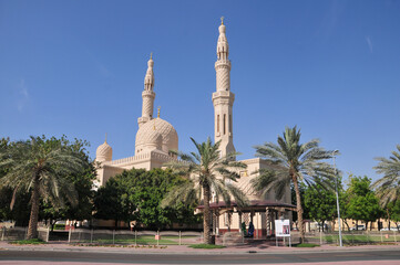 Fototapeta na wymiar ドバイのモスク　Beautiful Mosque of Dubai in good weather