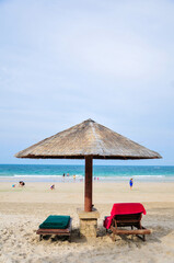 ビンタン島のリゾート　Chairs along the beach on Bintan Island