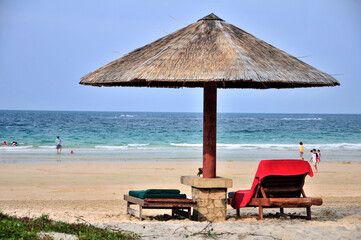 ビンタン島のリゾート　Chairs along the beach on Bintan Island