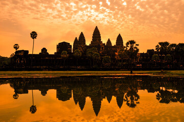 Fototapeta premium アンコールワットの朝焼け Fantastic sunrise in Angkor Wat