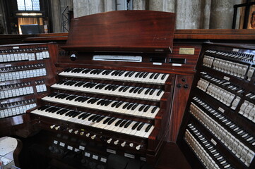 オルガン　Organ with many keyboards in Vienna