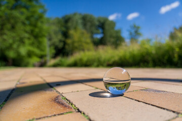 Abstrakte Lichtbrechung in einer Glassphäre