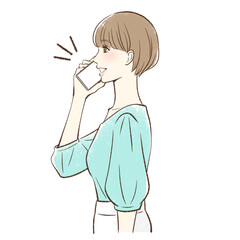 笑顔でスマホで通話する女性の横顔