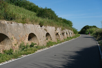 Fototapeta na wymiar Tratto di costiera abruzzese con i resti di vecchie mura.