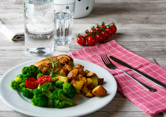 Hähnchenbrust mit Bratkartoffeln und Brokkoli Gemüse  