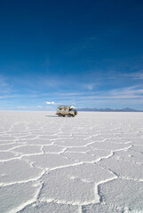 Furgoneta camper en medio del salar de Uyuni, Bolivia, durante viaje de aventura en America del Sur.