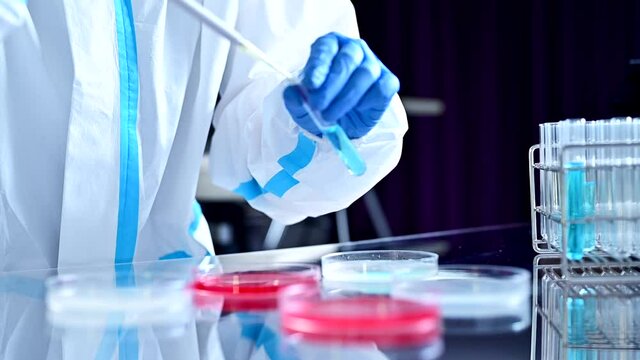 防護服を着た研究員の科学実験の様子