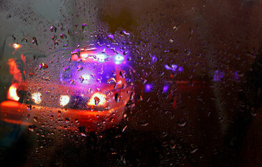 Intervention de la police lors d'une nuit pluvieuse