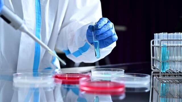 防護服を着た研究員の科学実験の様子