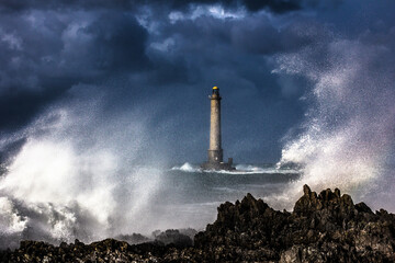Fototapeta na wymiar Le phare de Goury dans la tempête (Manche)