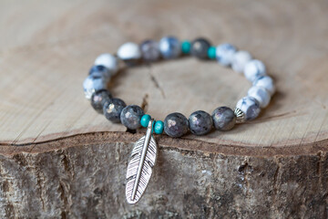Faceted labradorite stone beads bracelet with feather silver metal pendant