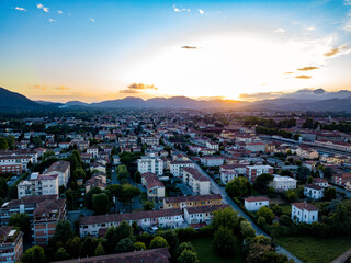 Sonnenuntergang über einer Stadt in Italien / Drohne