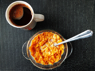 Płatki z mlekiem i kawa. © Aleksandra