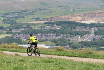Obraz premium young man riding a bike with countryside view