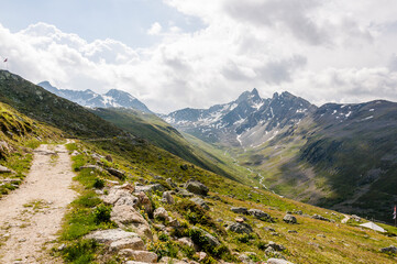 Fototapeta premium Muottas Muragl, Val Muragl, Piz Muragl, Wanderweg, Lej Muragl, Ova da Muragl, Alp Languard, Oberengadin, Engadin, Alpen, Graubünden, Sommer, Schweiz