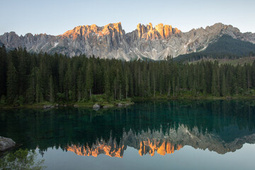 Latemargebirge mit Spiegelug im Karersee - Lago di carezza - Alpenglühen