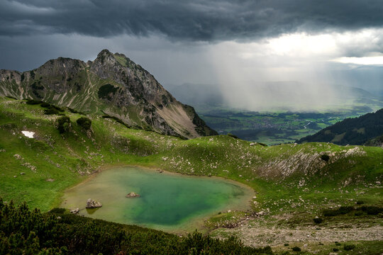 Schlechtes Wetter mit Gewitter Sturm Regen und Blitzen in den Allg&auml;uer Alpen in der n&auml;he von Oberstdorf Rubihorn auf dem Berg mit Bergsee gaisalpsee