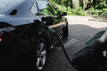 Selective focus of fueling nozzle in open gas tank of auto on gas station