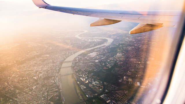 Vista desde una ventanilla de un avi&oacute;n que sobrevuela Europa durante el atardecer