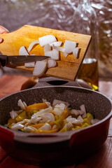 still life con Verduras frescas del huerto sobre mesa de madera con cebollas, zapallitos y pimiento amarillo.
