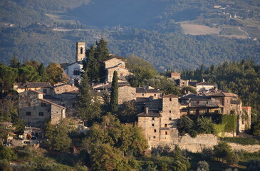 Fototapeta na wymiar The beautiful view toward the medieval village in Tuscany Italy