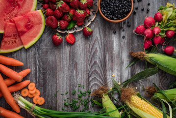 Fototapeta Sezonowa owoce i warzywa na drewnianym stole. obraz
