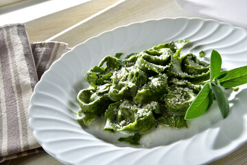 Tortelloni verdi burro e salvia