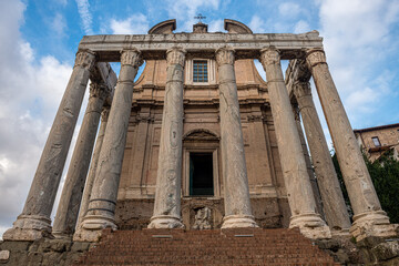 Antoninus i Faustyna fasada starożytnej świątyni (obecnie kościół św Luca) pod błękitnym...
