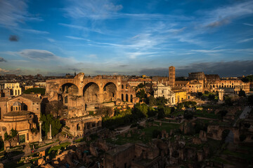 Forum Romanum oświetlone zachodzącym słońcem, piękna panorama - obrazy, fototapety, plakaty