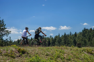 Deux cyclistes &agrave; VTT dans la nature ard&eacute;choise