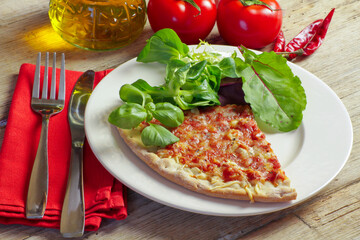 pizza margarita sur une table en bois