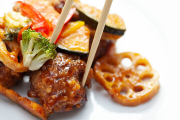 鶏肉と根菜の黒酢和え