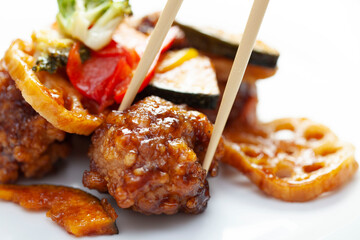 鶏肉と根菜の黒酢和え