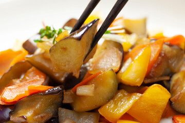 茄子と黄色いパプリカの炒め物