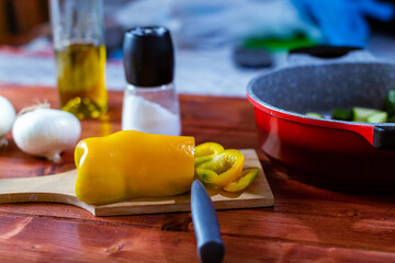 still life con Verduras frescas del huerto sobre mesa de madera con cebollas, zapallitos y pimiento amarillo.