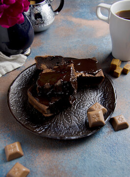 Brauni dessert cake with chocolate topping and coffee