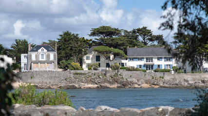 Fototapeta na wymiar Wild coast and seaside houses in Brittany