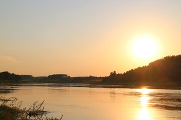 Obraz premium Sunny evening on the river in the countryside