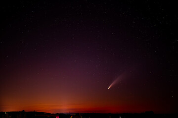 Komet Neowise mit Schweif, im Juli, am Nachthimmel, über Oberösterreich.