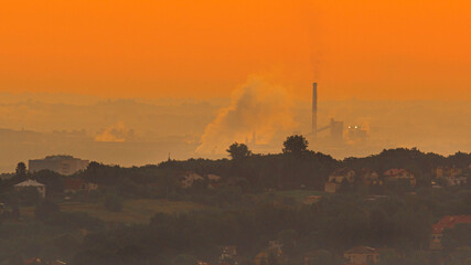 Dym nad miastem - zanieczyszczenie, pył ekologia. Poranek  obłoki nad miastem - obrazy, fototapety, plakaty