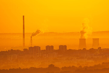Dym nad miastem - zanieczyszczenie, pył ekologia. Poranek  obłoki nad miastem - obrazy, fototapety, plakaty
