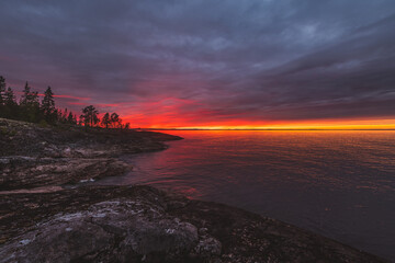 Obraz premium Colorful dramatic sunset at Ladoga Lake in Karelia, Russia.