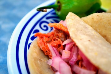 detalle de taco de cochinita pibil, tortilas hechas a mano, tacos mexicanos, tacos, yucatan, comida yucateca, península de yucatan, Merida Yucatan Mexico