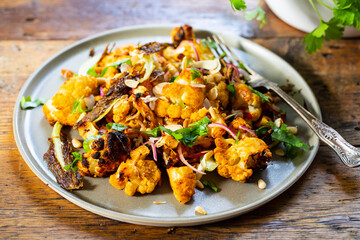 Roast cauliflower salad with red onion, parsley and almond flakes