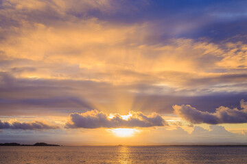 Naklejka premium por do sol na praia