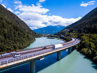 Autobahnbrücke über Fluß in Italien