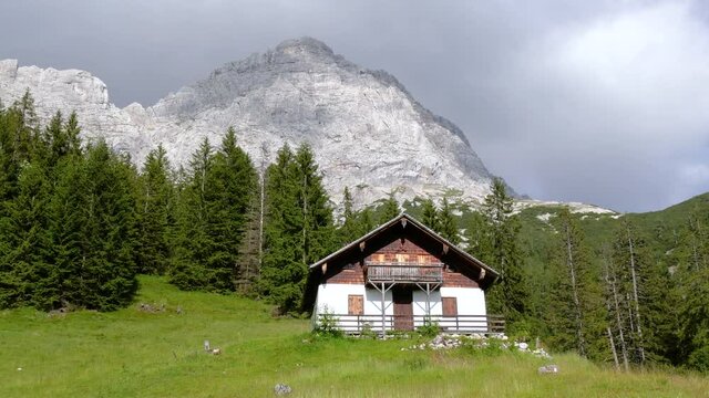 Jagdh&uuml;tte Hochgscheid und Stadelhorn auf der S&uuml;dseite der Reiteralpe bei bew&ouml;lktem Himmel