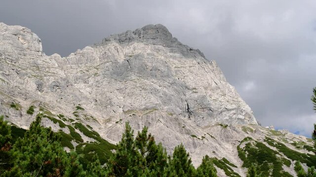 Stadelhorn in der Felsarena Hochgscheid an der S&uuml;dseite der Reiteralpe bei bew&ouml;lktem Himmel