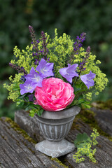 Blumenstrauß mit pink Rose, Glockenblumen und Frauenmantel in vintage Vase