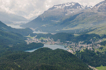 Fototapeta premium St. Moritz, Seenplatte, St. Moritzersee, Silvaplanersee, Silsersee, Muottas Muragl, Oberengadin, Alpen, Piz Julier, Corviglia, Piz Nair, Stazerwald, Wanderweg, Graubünden, Sommer, Schweiz